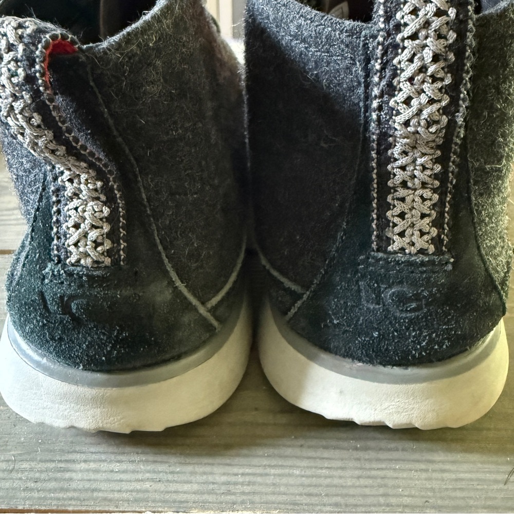 UGG Men's Charcoal and Black Suede Chukka Boots - Picture 4 of 7